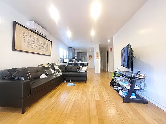 4th image of 69-15 Douglaston Pkwy