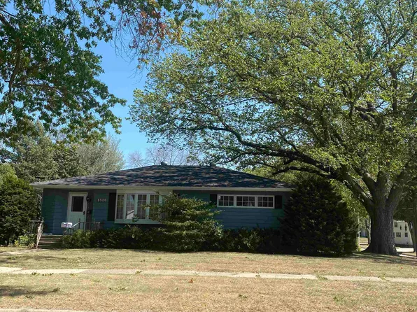 1010 Clinton St, Charles City, IA 50616