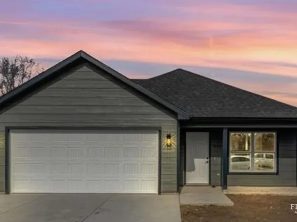 1906 Woodstock Dr, Junction City, KS 66441