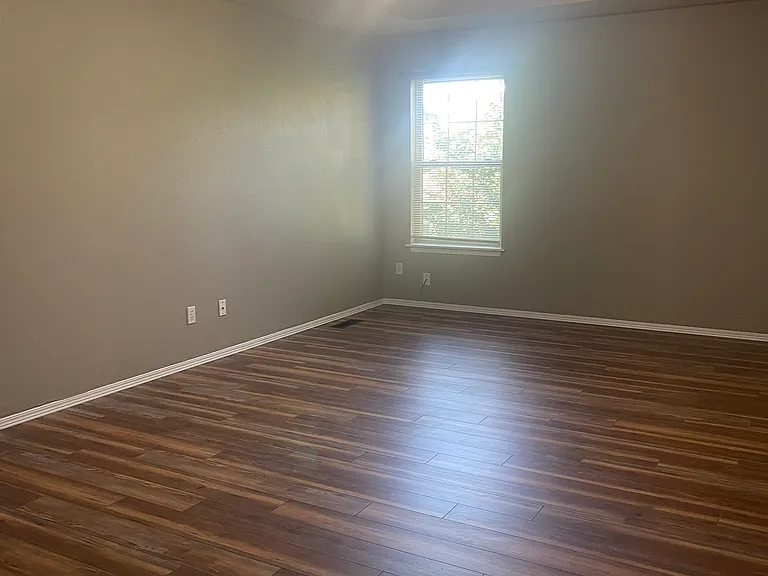 220 Ravenwood Blvd — Photo 10