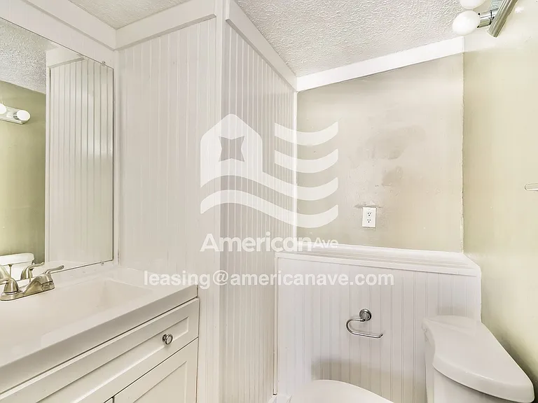 247872_008_wm_-_main_bathroom_13510478.jpg