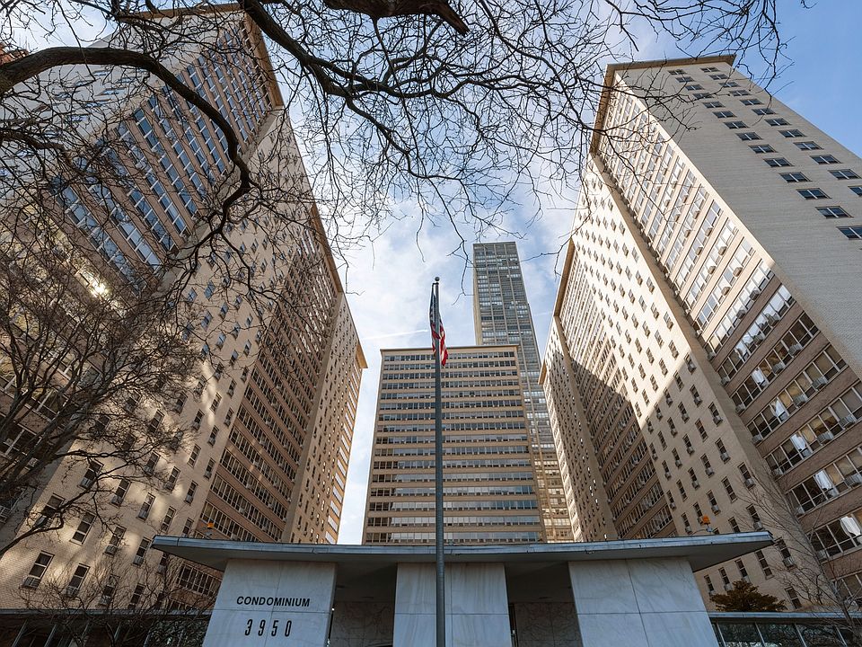 1st image of 3950 N Lake Shore Dr APT 209