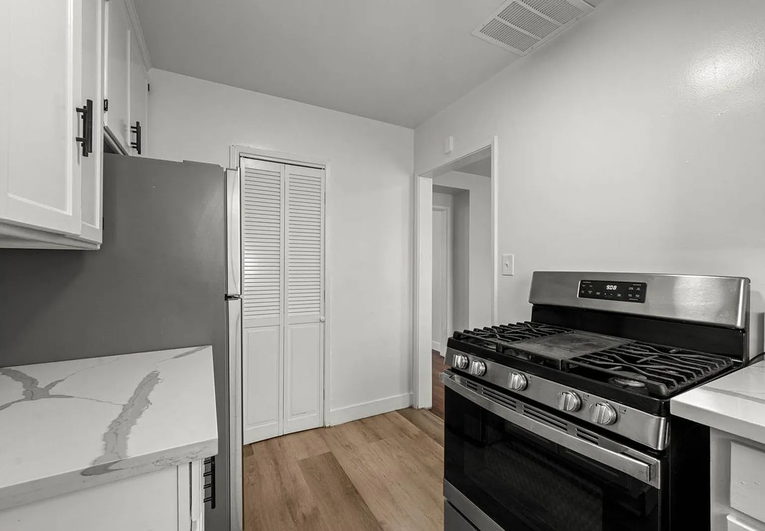 2 bed, 1.0 bath, 825 sqft, $2,026 — Photo 3