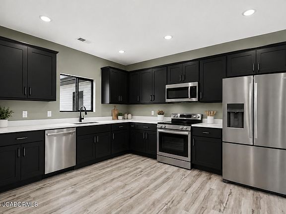 4th image of 202 El Donna Ave