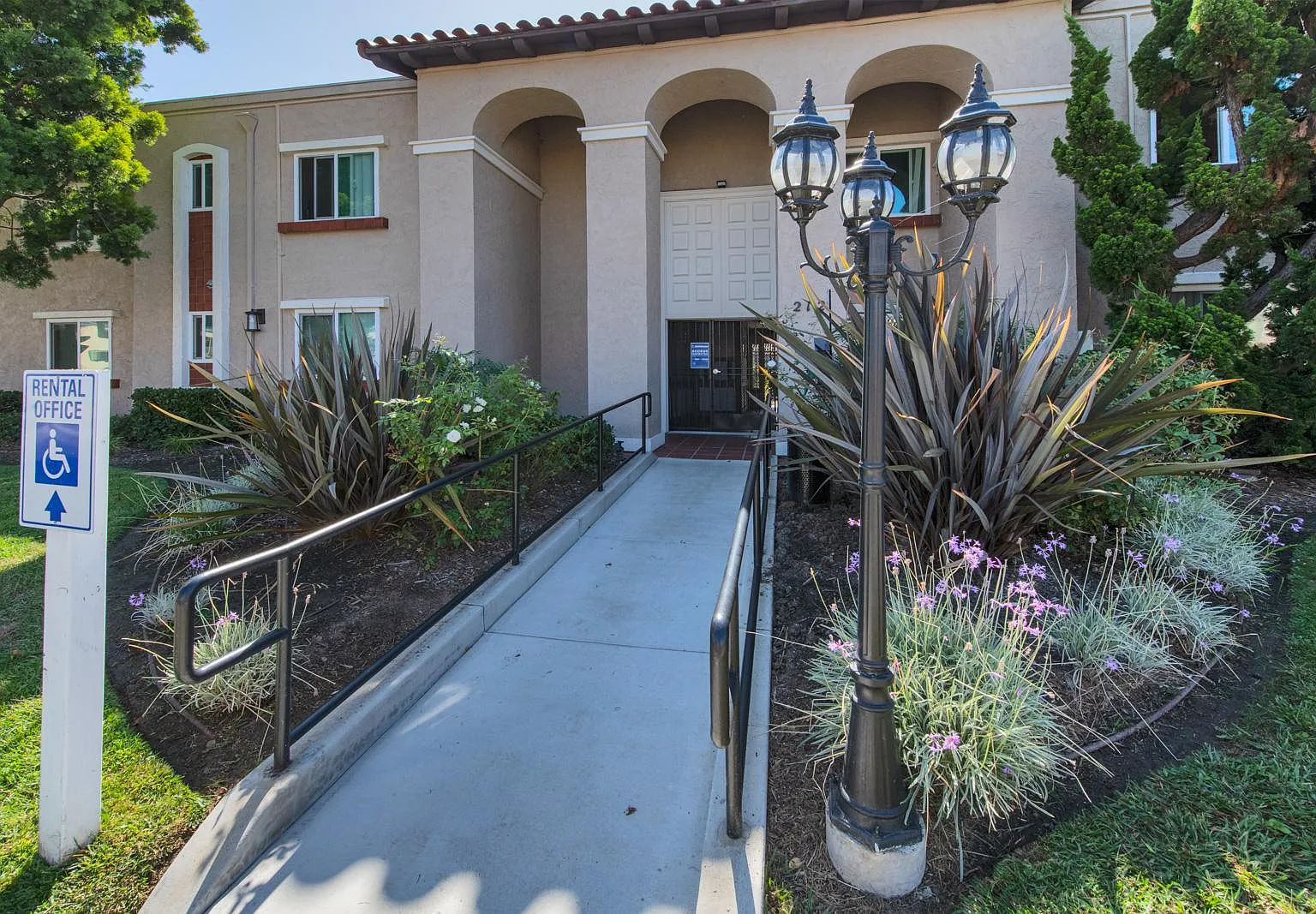 Palomar Gardens Apartments — Photo 3
