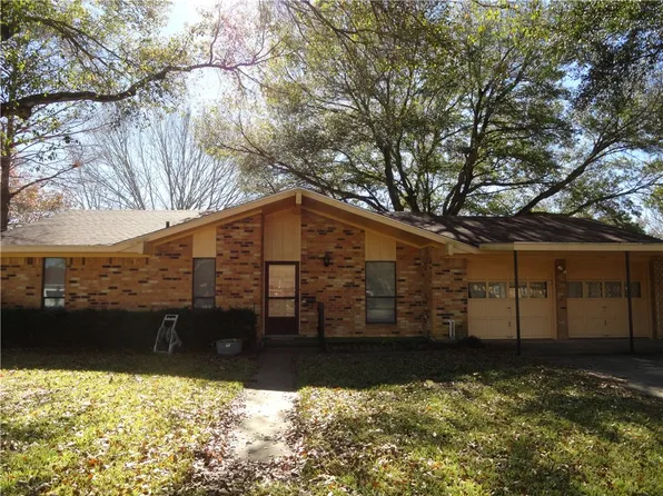 1418 NE 7th St, Smithville, TX 78957