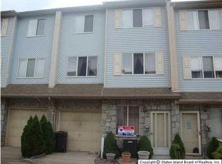16 Phyllis Ct, Staten Island, NY