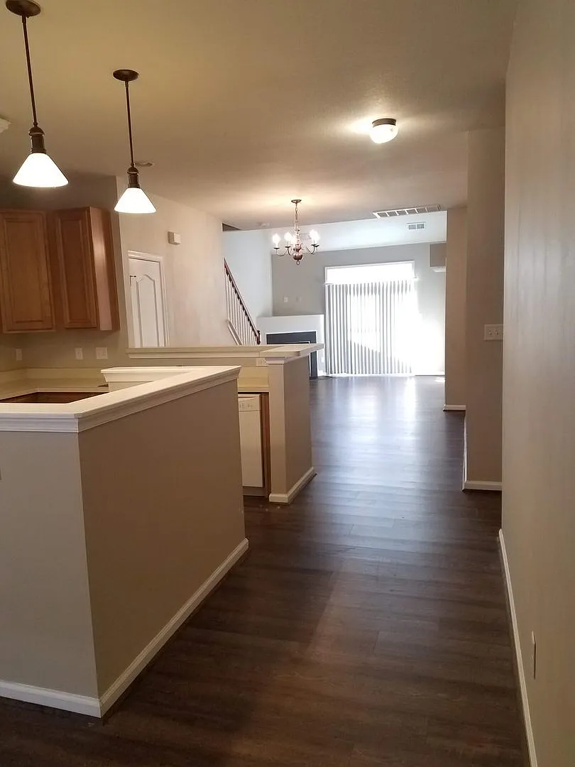 Spacious 3 bedroom Townhouse w/garage in Suffolk — Photo 2