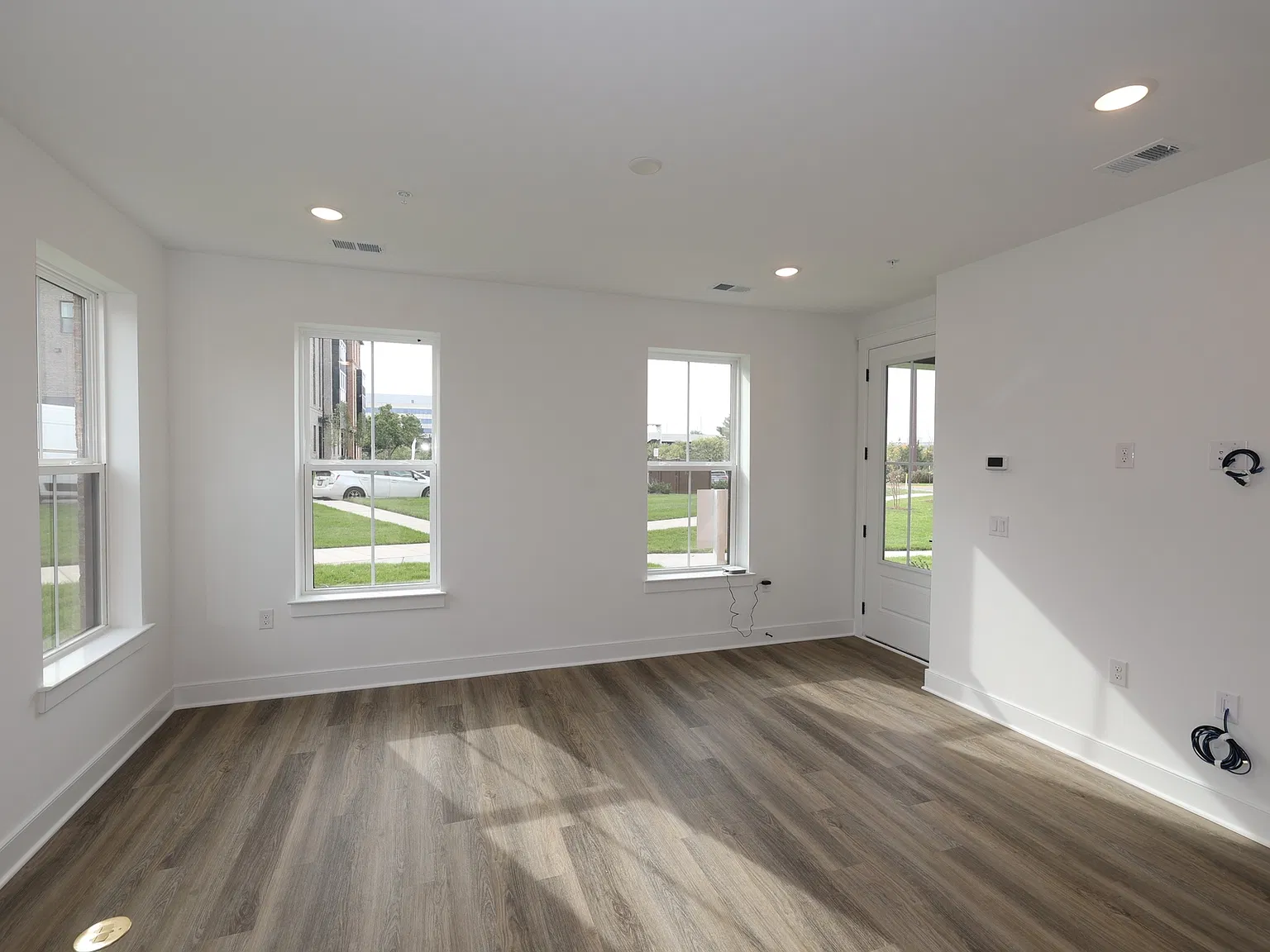 3 bed, 2.5 bath, 1619 sqft, $3,249 — Photo 3