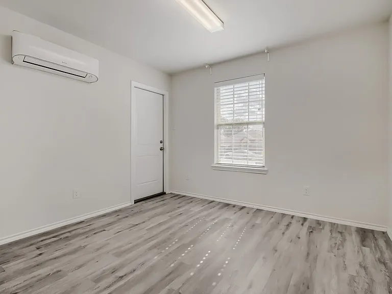 1300 Avenue C — Photo 3