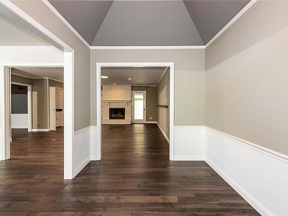4th image of 328 Runnymede Dr