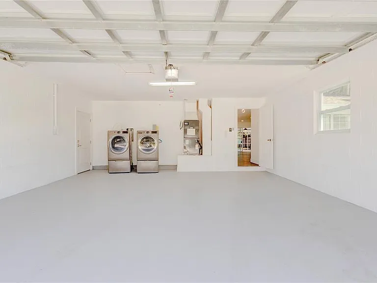 2261 S Flagler Ave — Photo 48