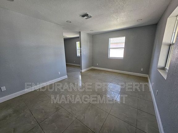 5th image of 809 W 5th St
