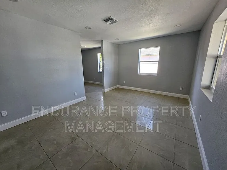 809 W 5th St — Photo 5