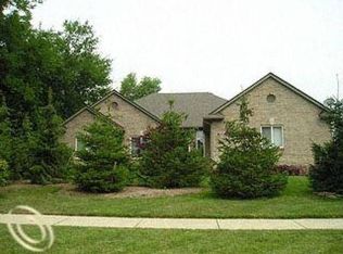 17115 Cross Winds Rd, Livonia, MI 48152