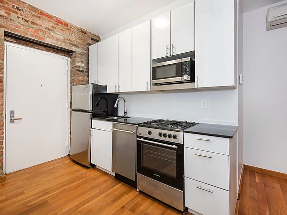 3rd image of 72 Thompson St APT 5C