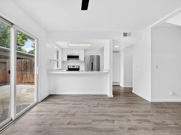 802 Bayside Ct — Photo 8
