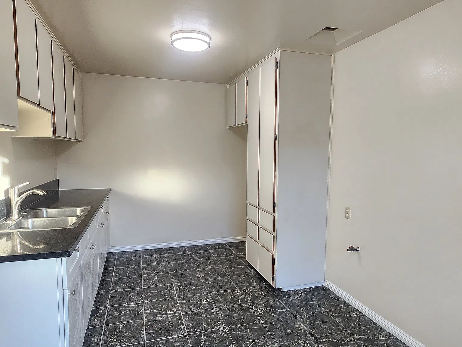 2 bed, 900 sqft, $2,300 — Photo 1