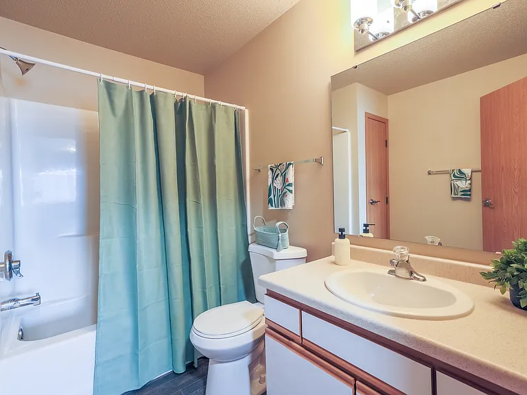 Osgood Townsite Apartment Homes — Photo 11