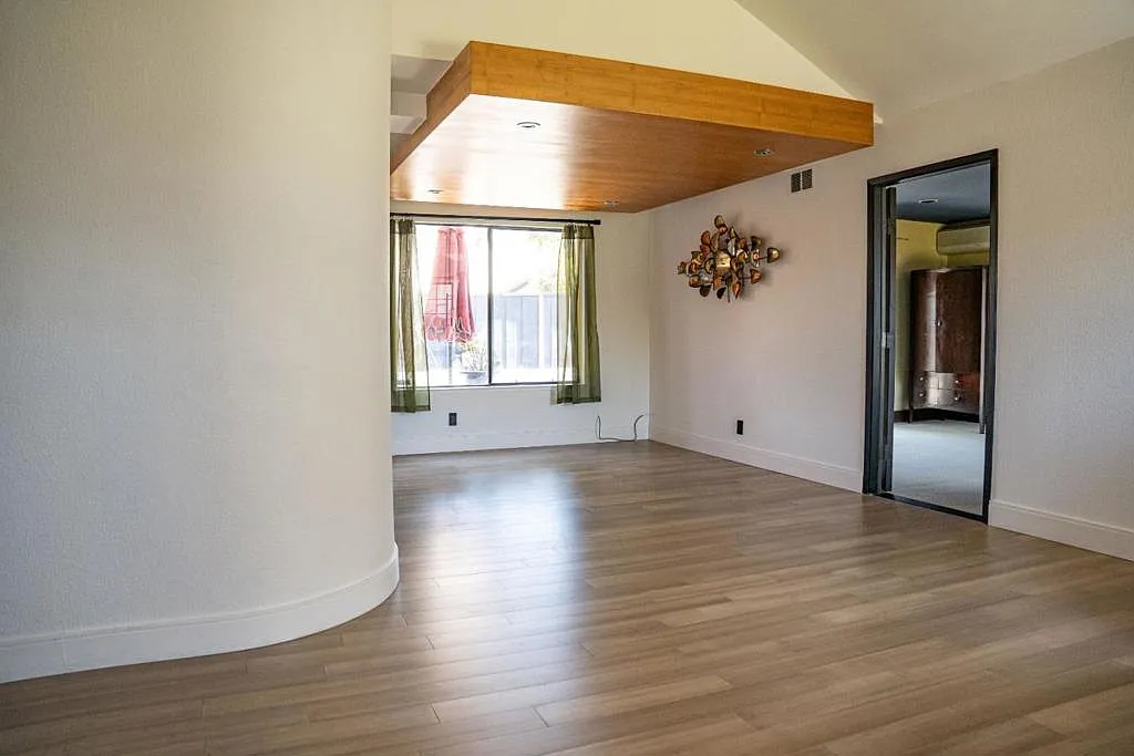4 bed, 2.5 bath, 2121 sqft, $4,900 — Photo 3