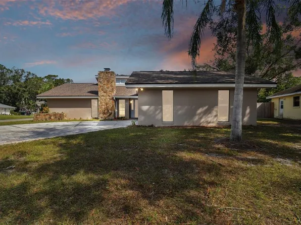 801 Sandalwood Dr, Plant City, FL 33563