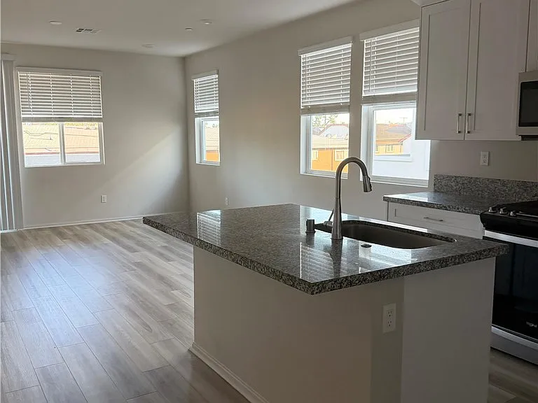 216 Lockhart Way — Photo 4