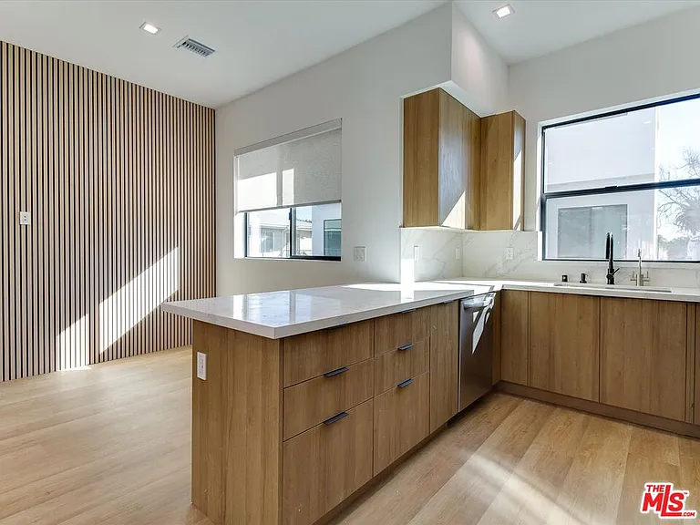 2817 1/2 S Redondo Blvd — Photo 13