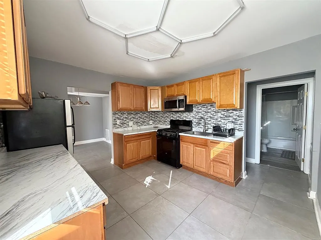 4 bed, 1400 sqft, $3,000 — Photo 2
