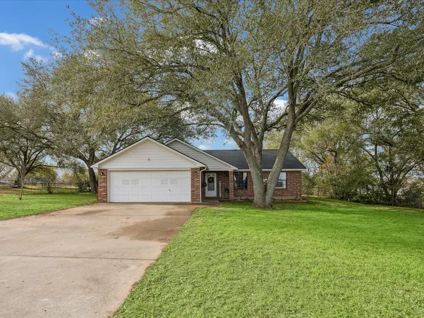 313 W Nichols St, Bellville, TX 77418