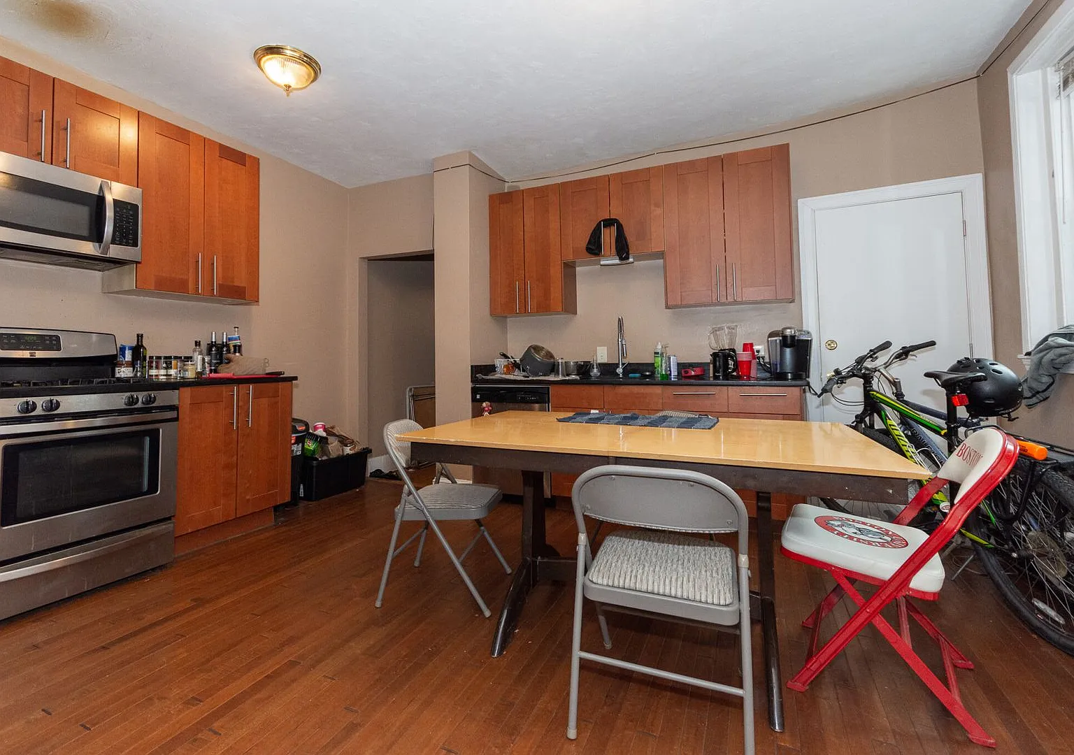 ROOM in Large 5 bedroom, 2 full baths, right on the T! — Photo 2