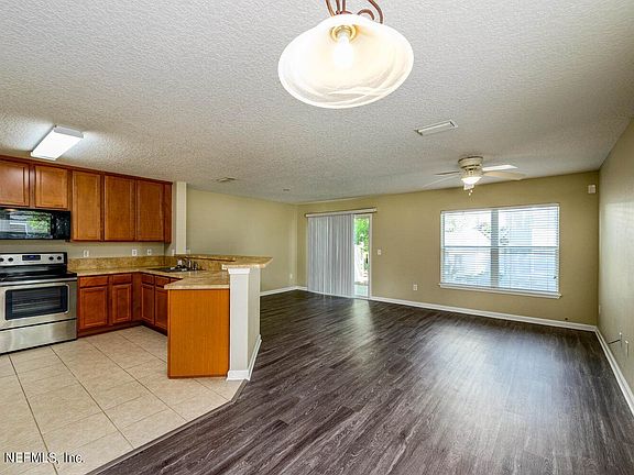 5th image of 801 Black Cherry Dr S