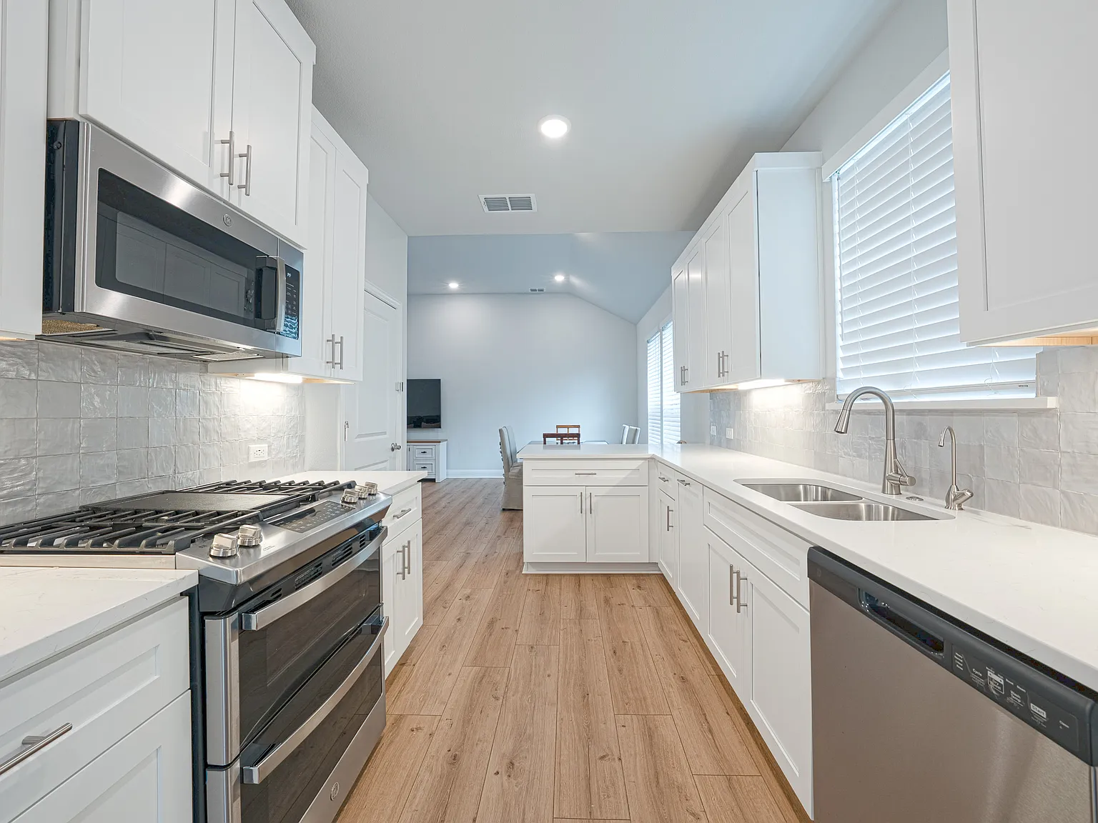 4 bed, 2069 sqft, $3,200 — Photo 3