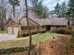 3132 E Beechwood Dr, Midland, MI 48640