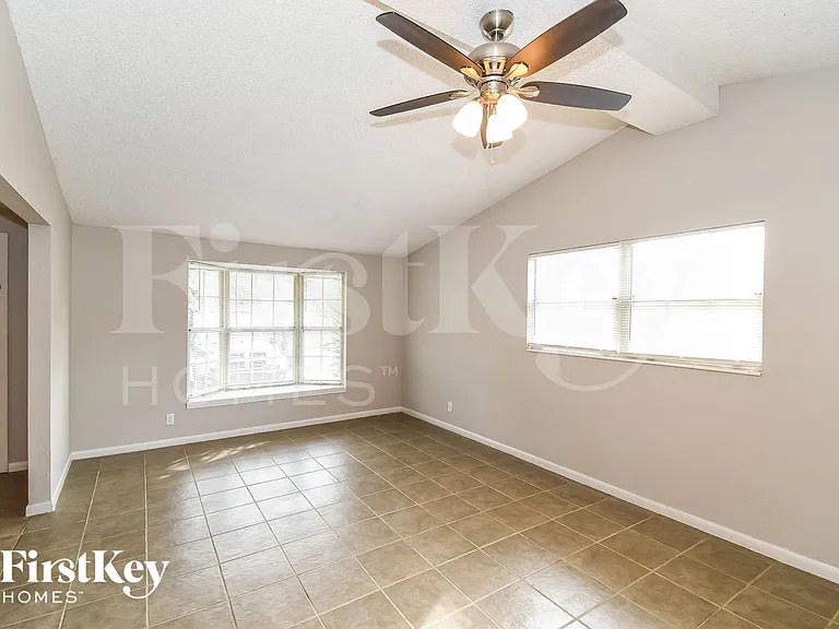 878 Westgate Dr — Photo 3