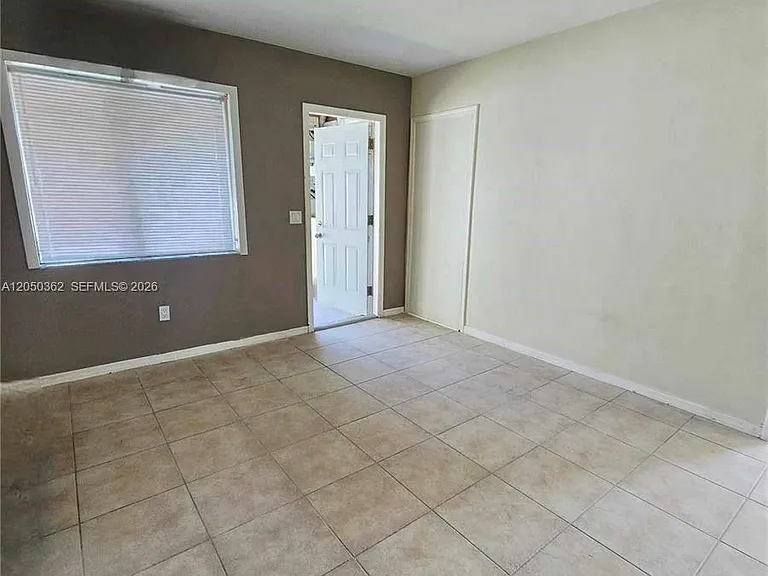 724 SW 7th Ter #12 — Photo 16