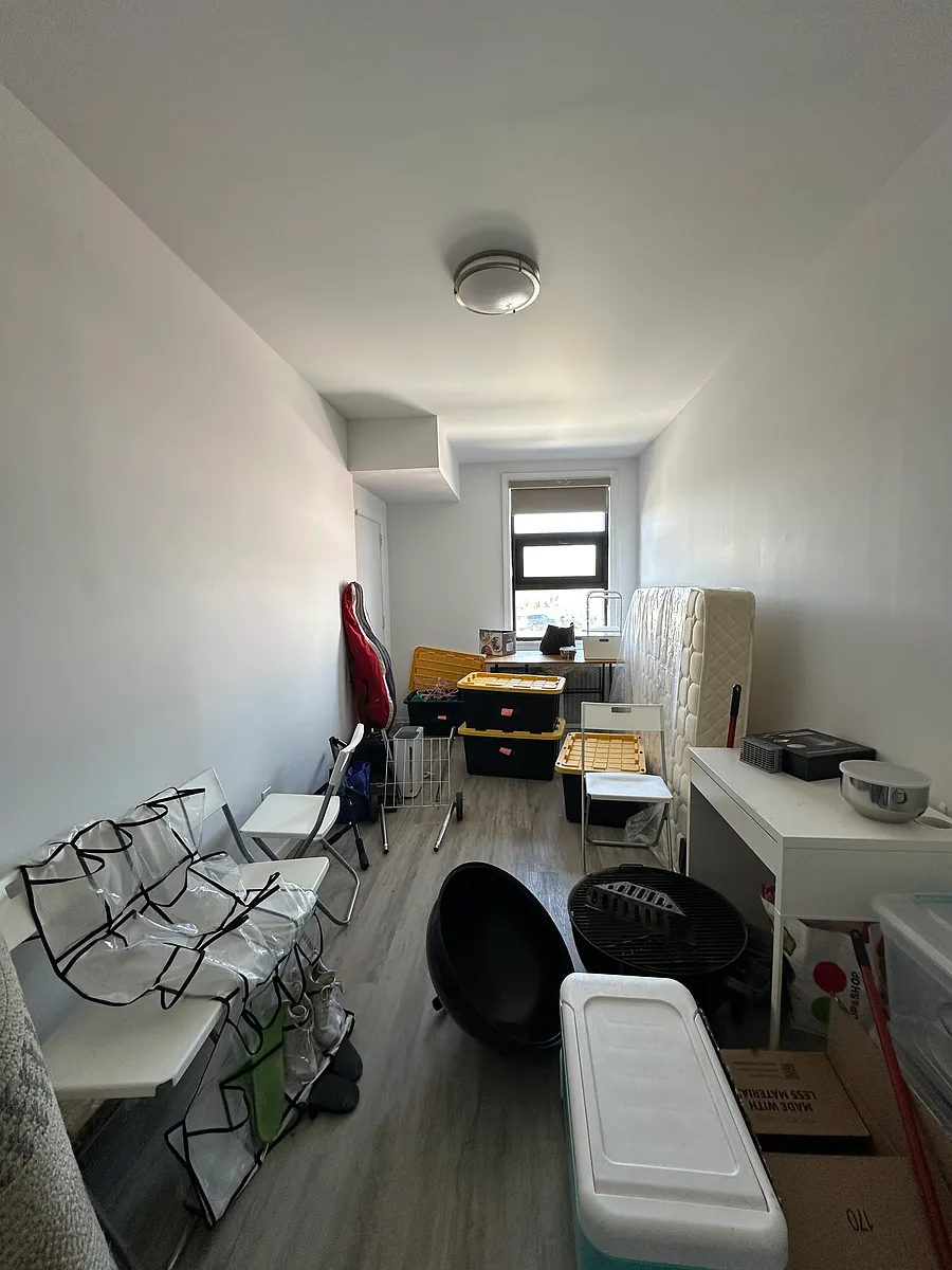 Building Photo - 1811 Victory Blvd #2F