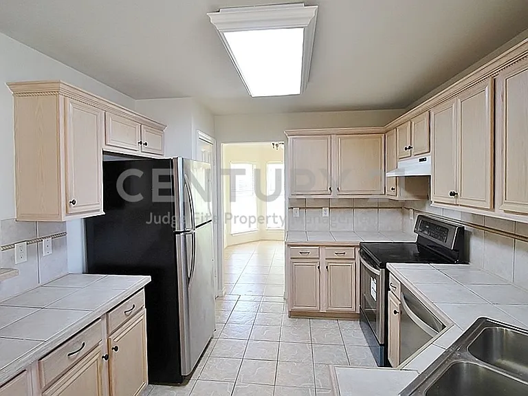 809 Foxwood Ln — Photo 7
