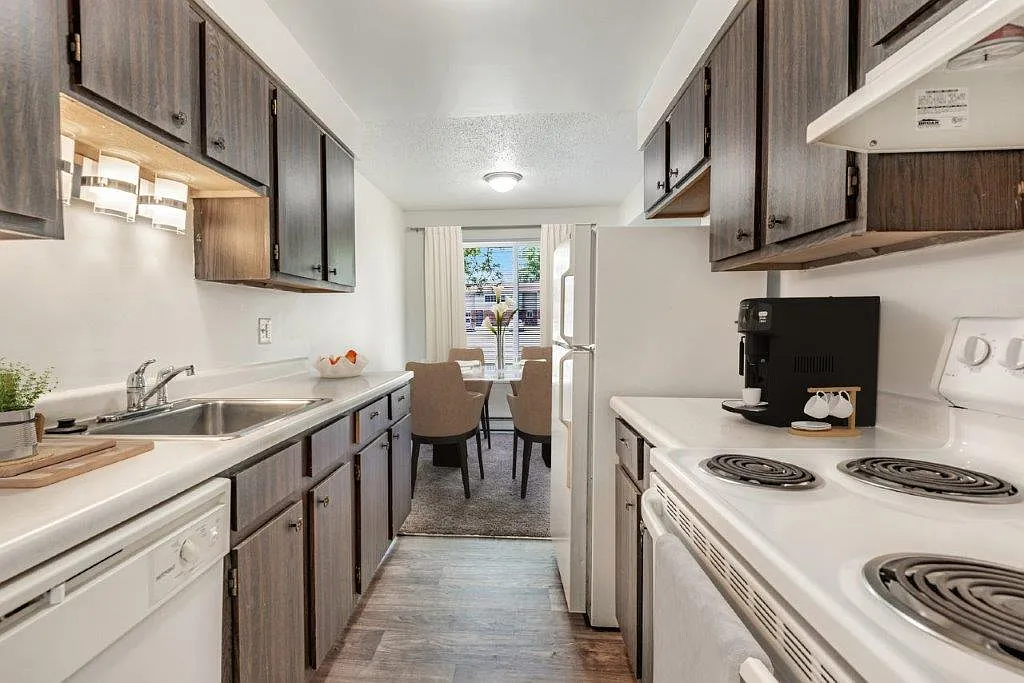 Crossroads Apartment and Townhomes — Photo 4