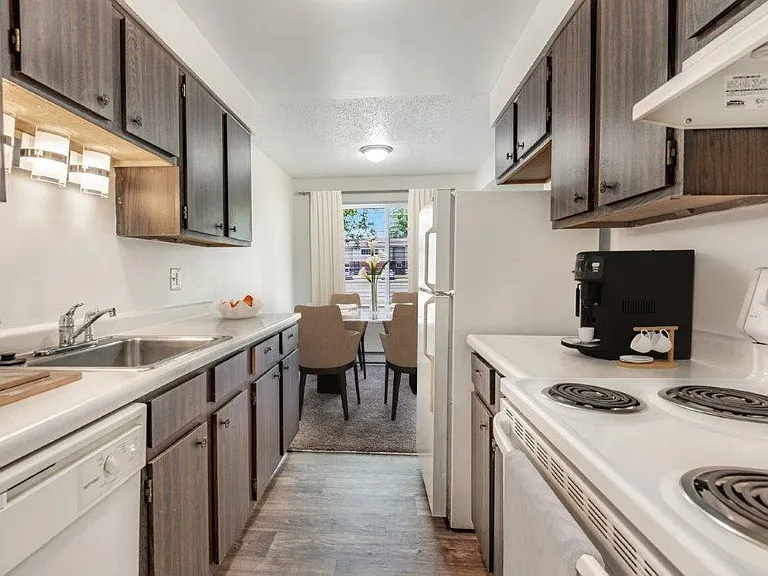 Crossroads Apartment and Townhomes — Photo 4