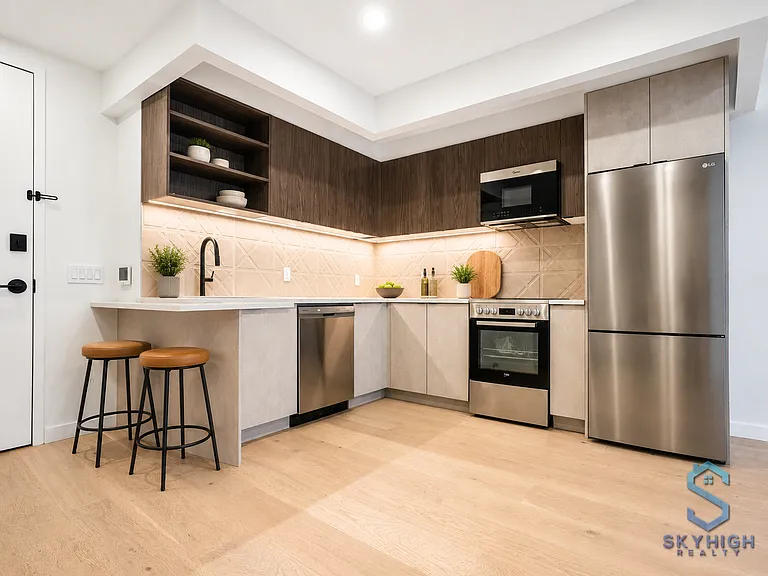 37-25 32nd St #5B — Photo 2
