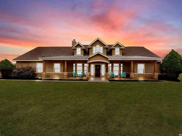 300 Rose Meadow Dr, La Vernia, TX 78121