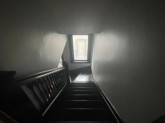 5th image of 329 Aurora Ave