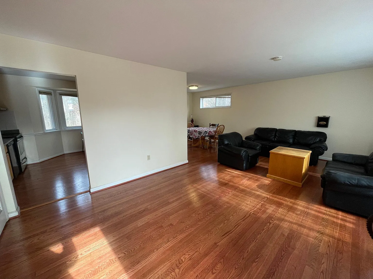 5 bed, 2350 sqft, $900 — Photo 4