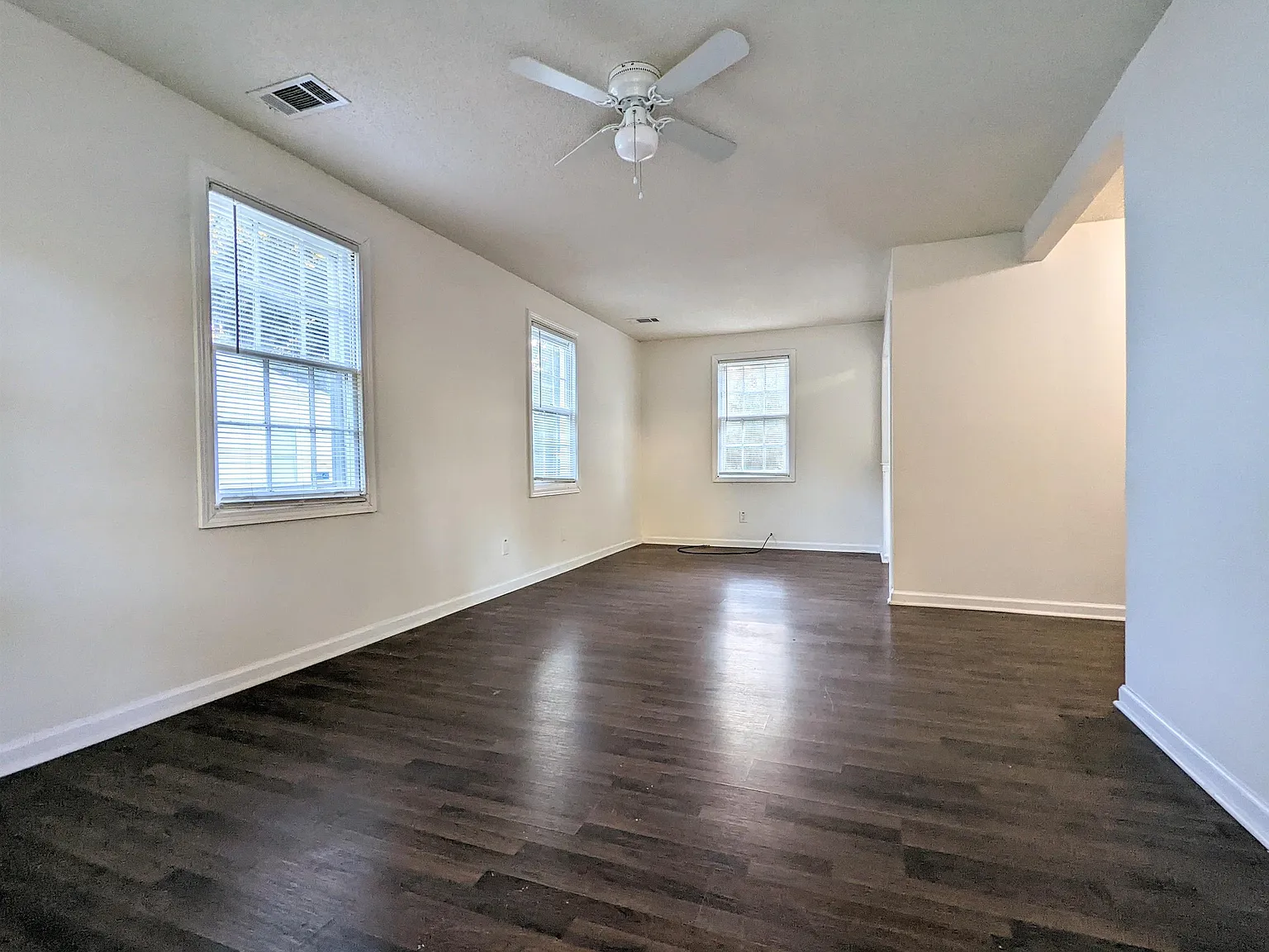 2 bed, 1.0 bath, 816 sqft, $850 — Photo 2