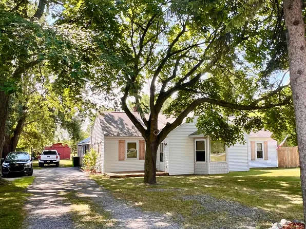 1946 Parish Rd, Kawkawlin, MI 48631