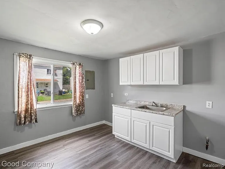 32217 Hillsdale Ct — Photo 2