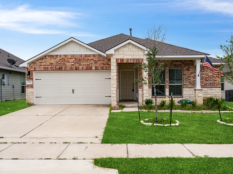 1142 Natchez Dr — Photo 1