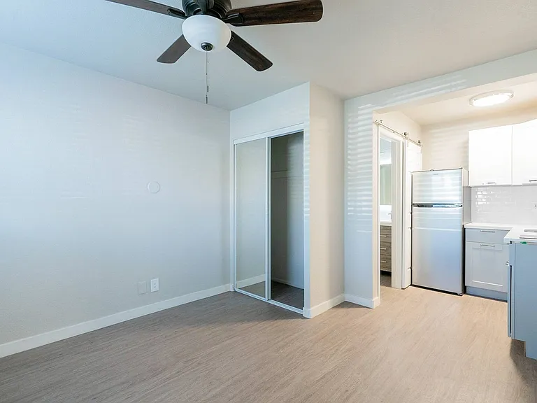 Sunset Sound Studio Apartments — Photo 2