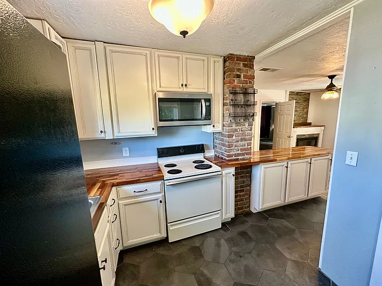 212 E Henley St — Photo 8