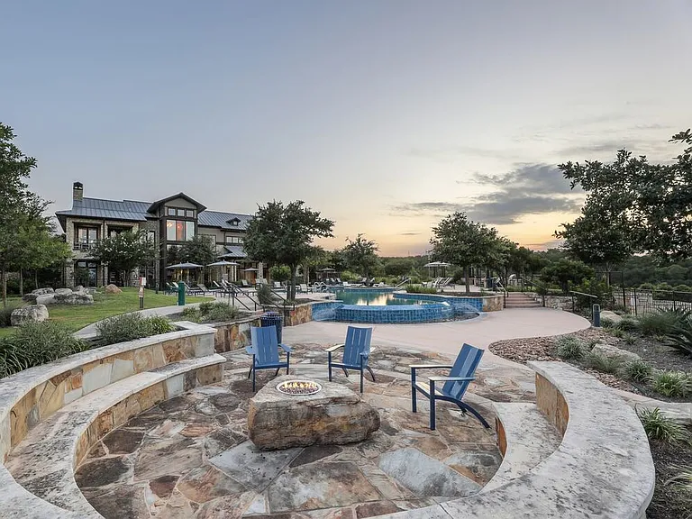 Outdoor fire pit